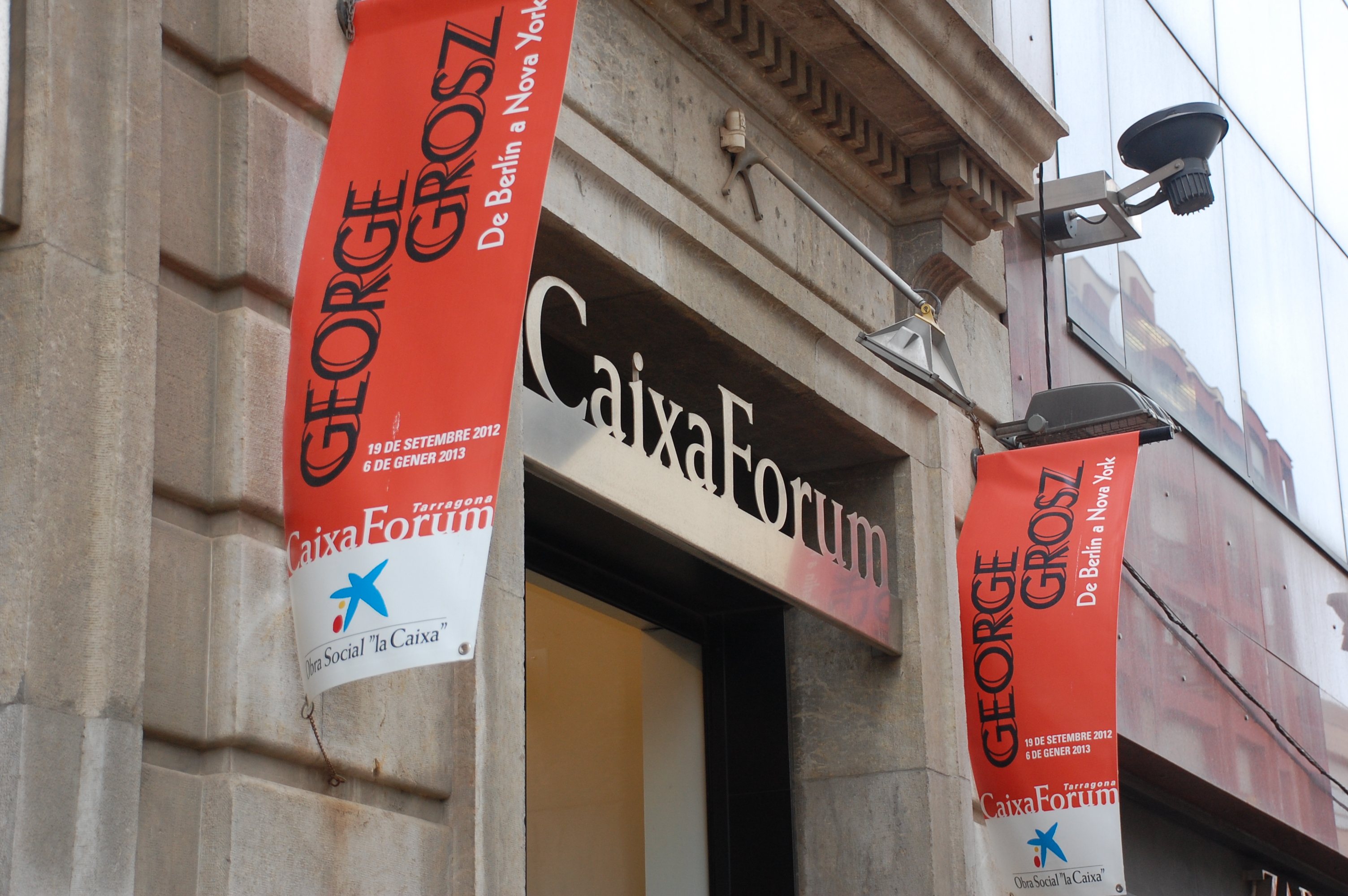 El CaixaForum Tarragona està situat al carrer Colom núm. 2