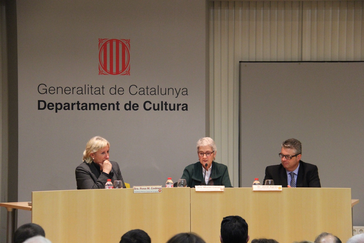 Muriel Casals, acompanyada de Rosa M. Codines, presidenta d'Òmnium a Tarragona, i Jordi Agràs, director territorial de Cultura (foto: Xavi Moya)