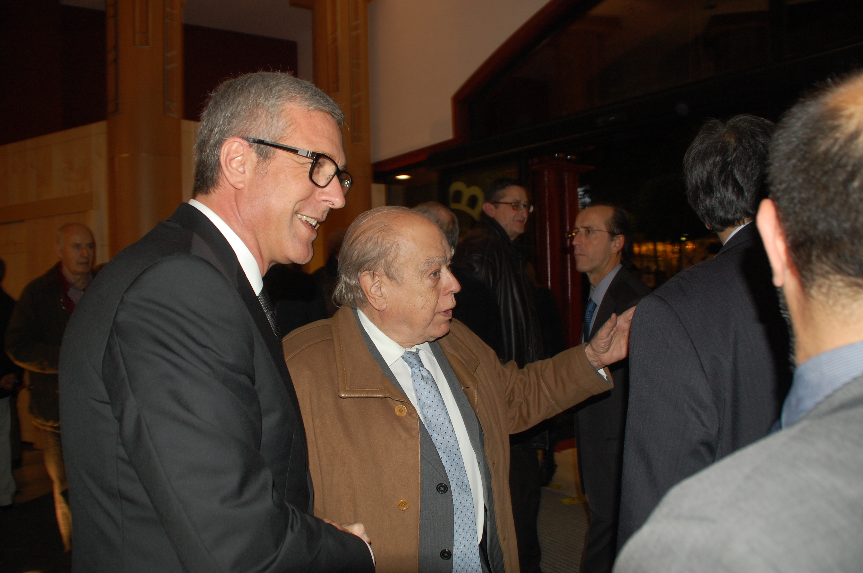El president Jordi Pujol, rebut per l'alcalde Ballesteros al vestíbul del teatre Tarragona (foto: Mauri)