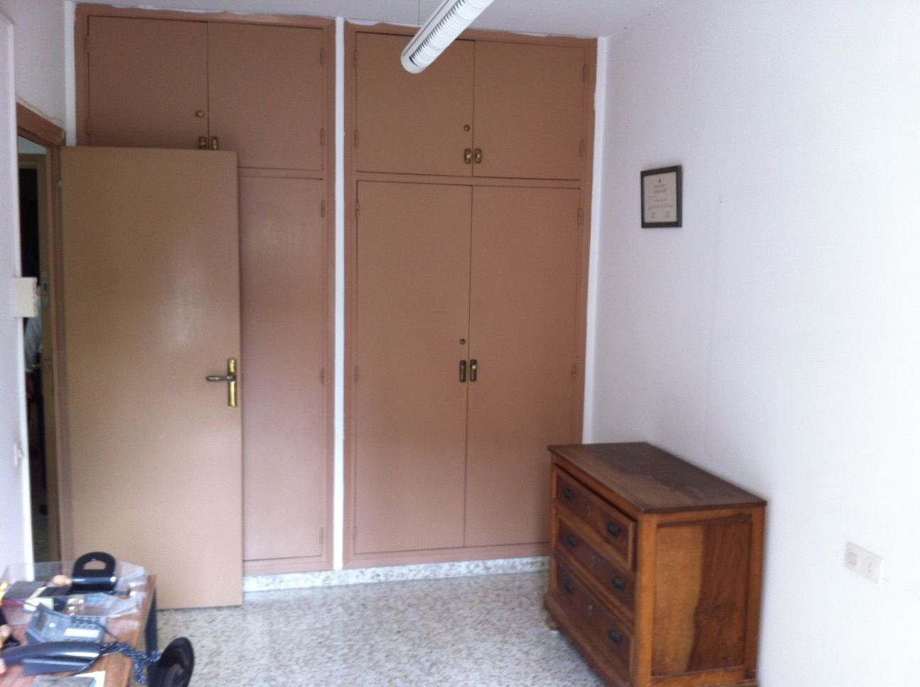 Imatge d'una de les habitacions que seran condicionades amb llits per a persones sense sostre (foto: Fundació Bonanit)