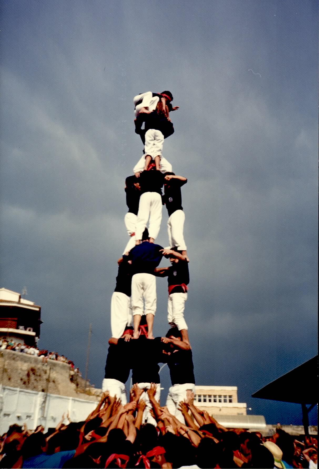 3de7 dels Xiquets del Serrallo a l'Ametlla de Mar, el 22 de juliol de 1989 (FONT: Arxiu Xiquets del Serrallo).