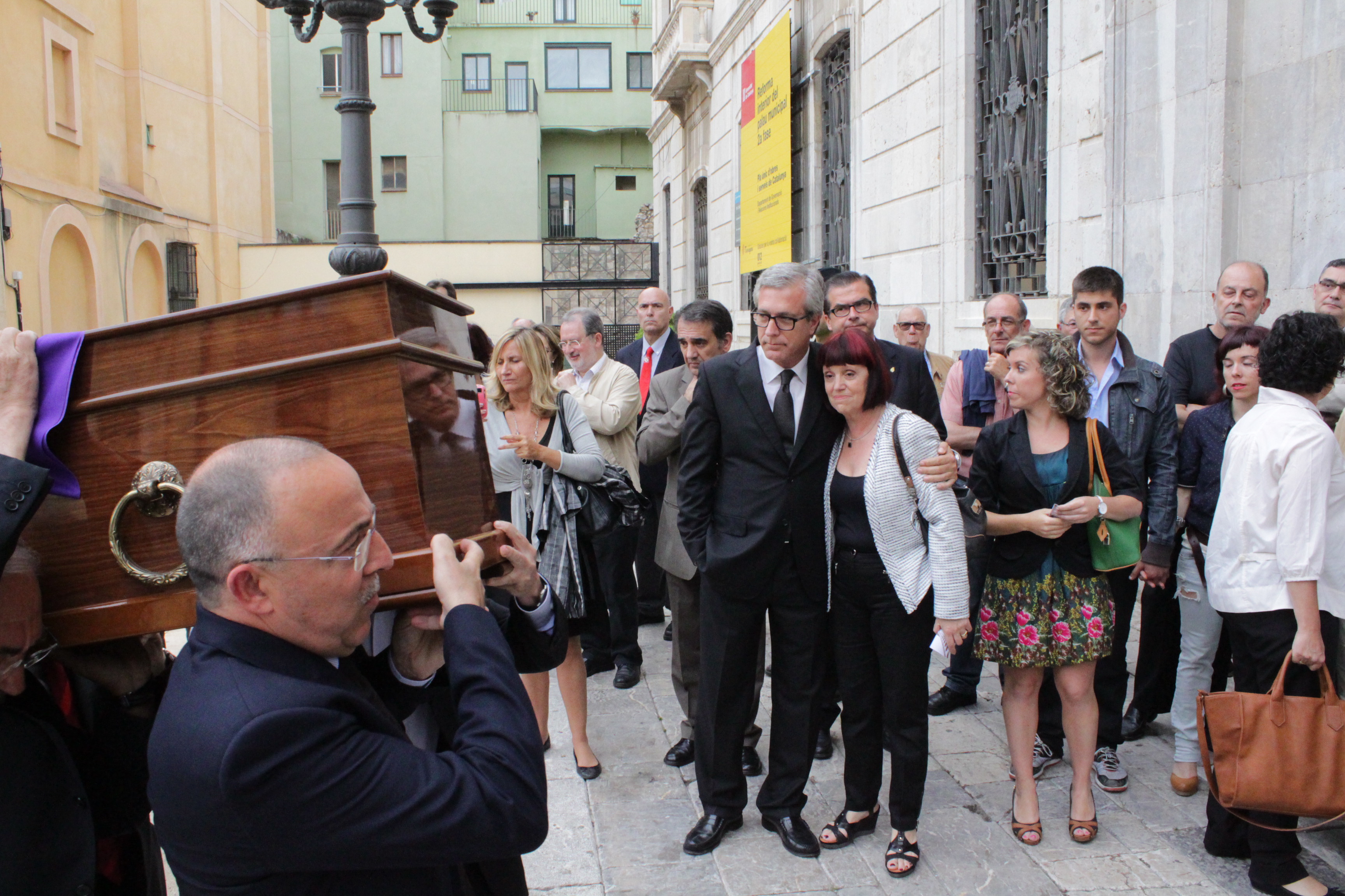 Josep Anton Burgasé entra a l'Ajuntament portant el fèretre, davant l'alcalde Ballesteros i la filla de l'exalcalde, Roser Recasens (foto: Mauri Fernández) 