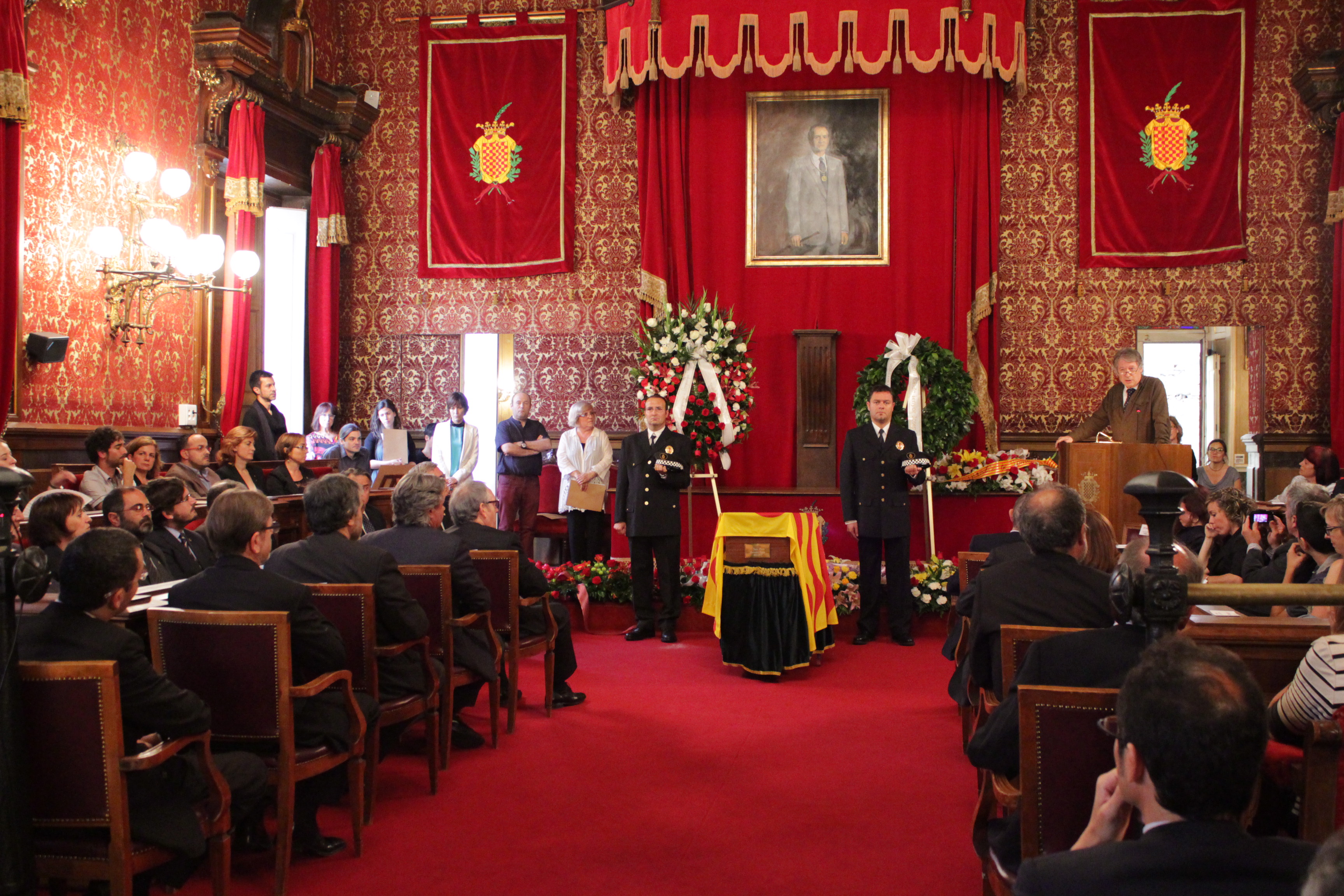 Imatge del saló de plens de l'Ajuntament de Tarragona durant l'acte de comiat a l'ex alcalde Josep Mª Recasens (foto: Mauri Fernández)