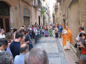 Al carrer de la Destral, una sacerdotissa explica la inscripció que s'hi pot veure (foto: Ivan Rodon- Tarragona Turisme)