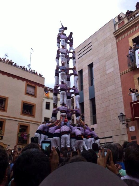 Cinc de nou de la Jove de Tarragona a El Catllar. Dalt, a la dreta, es veu el balcó on hi ha els periodistes fent la retransmissió de la diada (foto: Colla Jove)