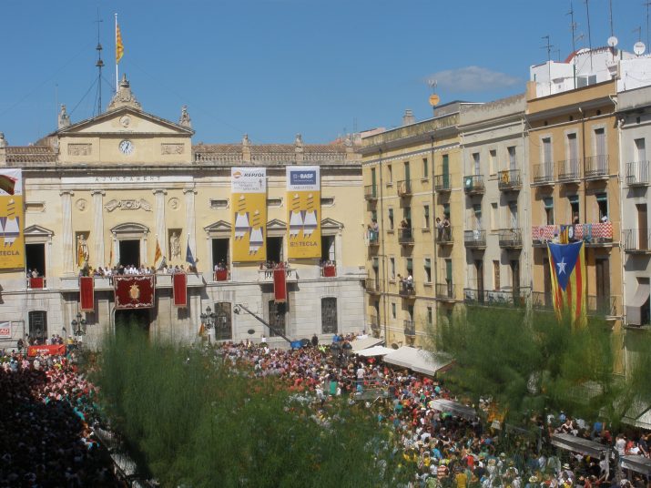 Imatge general de la plaça de la Font, amb unes 10.000 persones, al final de la primera ronda de la diada castellera de Santa Tecla