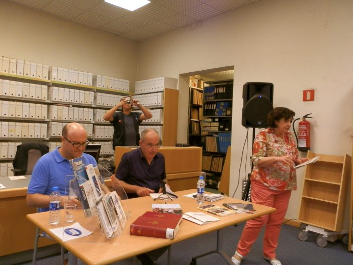 Josep Bargalló a la taula acompanyat de Xavier Brotons mentre la directa de la Biblioteca Pública presenta el cicle de xerrades (foto: R.M. Ibarz)