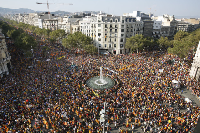 Aspecte de la multitudinària manifestació de l'Onze de Setembre de 2012 a la cruïlla del Passeig de Gràcia i la Gran Via, Barcelona (foto: ara.cat)