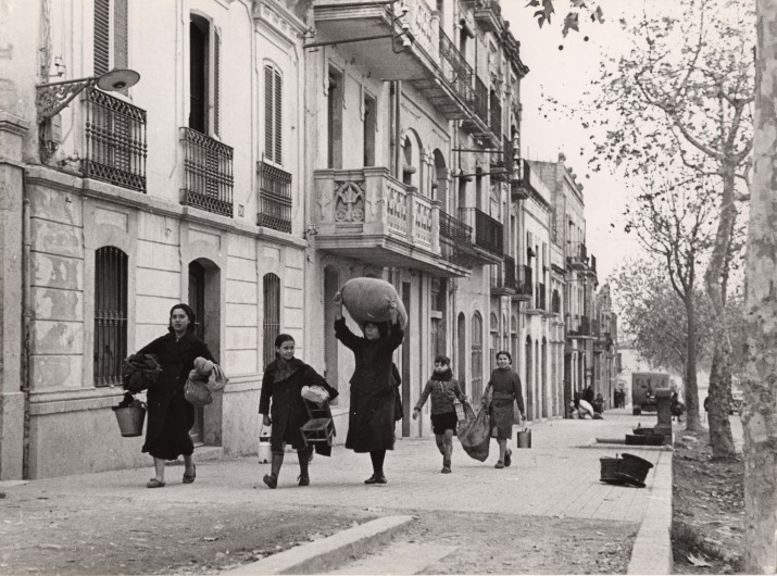 Fotografia captada per Robert Capa a l'avinguda Ramon y Cajal de Tarragona el matí del 15 de gener de 1939, poc abans de l'entrada a la ciutat de les tropes franquistes (foto obtinguda del blog personal de Carles Querol)