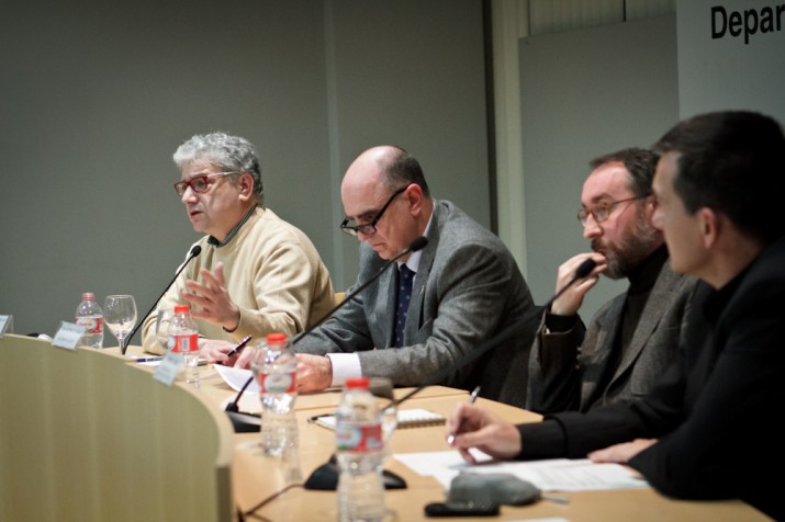 La taula de ponents amb l'historiador Josep Sánchez Cervelló, el rector Francesc Xavier Grau, i el professor de Dret Constitucional, Jordi Jaria, moderats pel director del FET (foto: David Oliete)