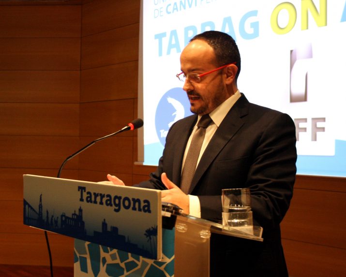 Alejandro Fernández, portaveu del grup municipal del Partit Popular, en un moment inicial de la seva conferència sobre l'estat de la ciutat (foto: PP)