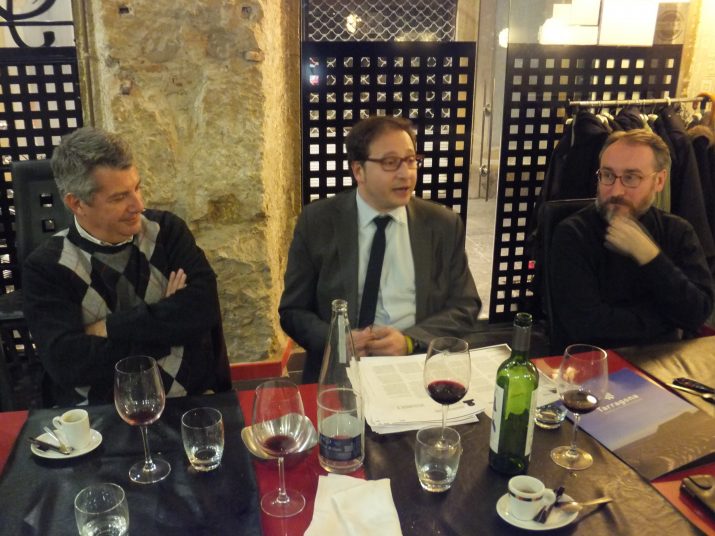 L'amfitrió del sopar, Ramon Maria Sans -al mig- presenta els dos ponents i columnistes de la revista FET a TARRAGONA: Pere Grau, a l'esquerra, i Jordi Jaria, a la dreta