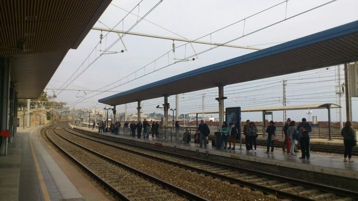 Usuaris esperen l'arribada d'un tren Regional a l'estació de Tarragona el dia de l'estrena del nou servei de Rodalies