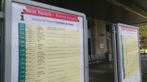 Un pannell de l'estació de Tarragona indica els nous horaris dels trens de Rodalies