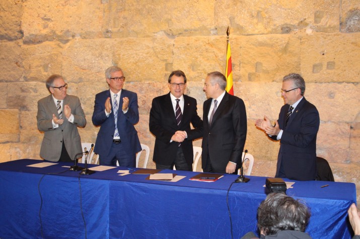 Artur Mas i Pere Navarro signen l'acord per reformar la llei que permetrà la implantació de BCN World acompanyats dels alcaldes de Tarragona, Vila-seca i Salou (foto: Mauri - Ajuntament de Tarraogna)