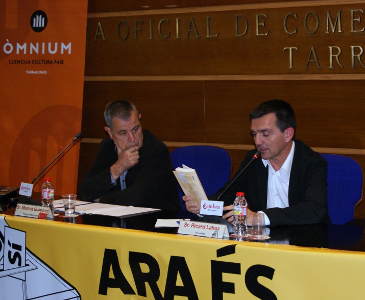 A l'esquerra, Modest Guinjoan, un dels tres autors del llibre 'Com Àustria o Dinamarca', en l'acte de presentació a la Cambra de Comerç de Tarragona (foto: Jordi Alasà-ANC)