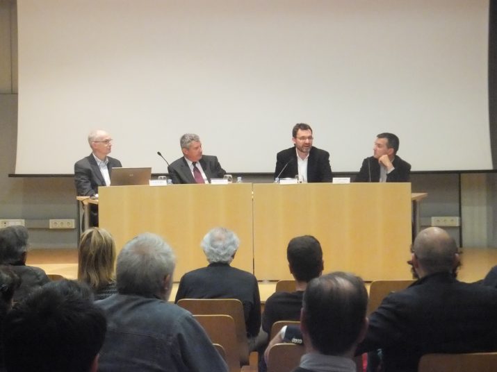 La taula de la tercera sessió del cicle 'Diàlegs 2014'. D'esquerra a dreta: Francesc Xavier Mas, Pere Grau, Alfonso González i el moderador del debat, Ricard Lahoz