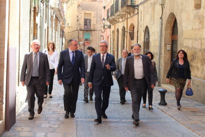 Els alcaldes de Tarragona i Reus, i alguns dels seus regidors, el passat dilluns abans de la trobada entre els dos governs municipals (foto: Diari de Tarragona)