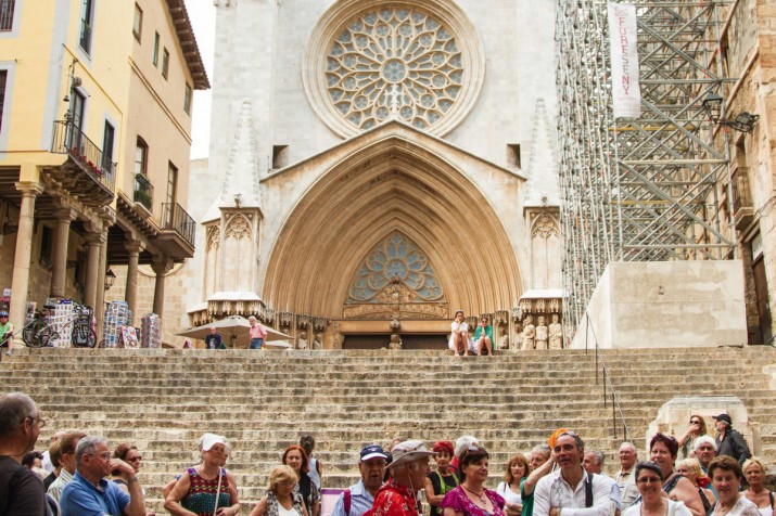 Un grup de turistes a la plça de les Cols, amb la Catedral al fons (foto: David Oliete)