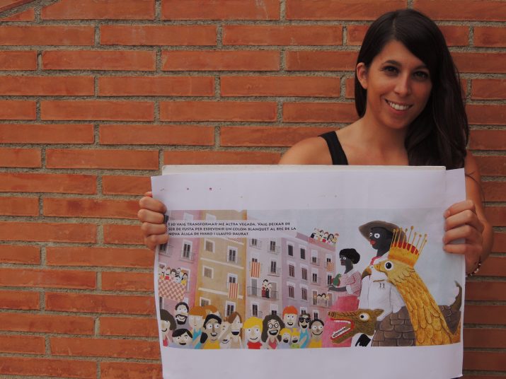 Marta Contreras ensenya un esbòs de les il·lustracions del conte que es presenta per Santa Tecla (foto: cedida)