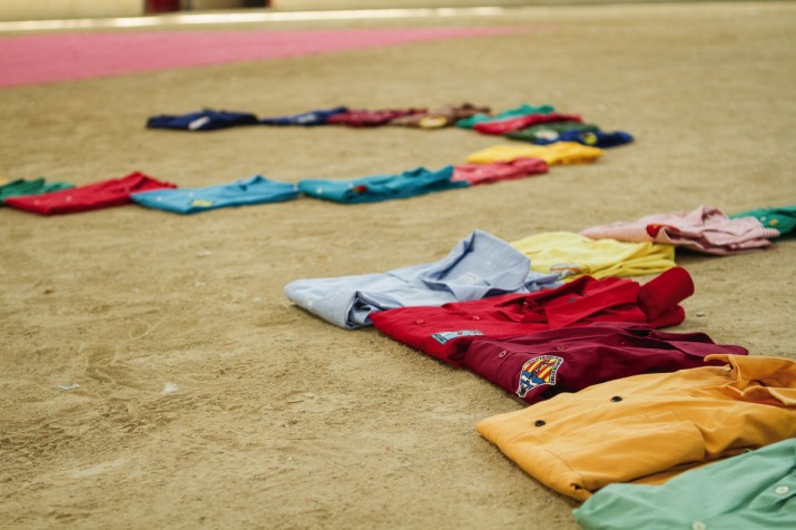Algunes camises de colles castelleres, a l'arena de la TAP, preparades per a l'elaboració de la portada de la revista (foto: David Oliete)