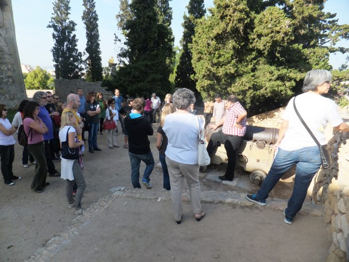 Els participants a l'activitat segueixen les explicacions de Joan Menchón al passeig Arqueològic,