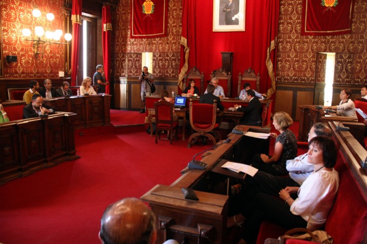 Ple extraordinari de l'Ajuntament de Tarragona on es va votar una moció de suport a la Consulta del 9 de novembre (foto: ara.cat)