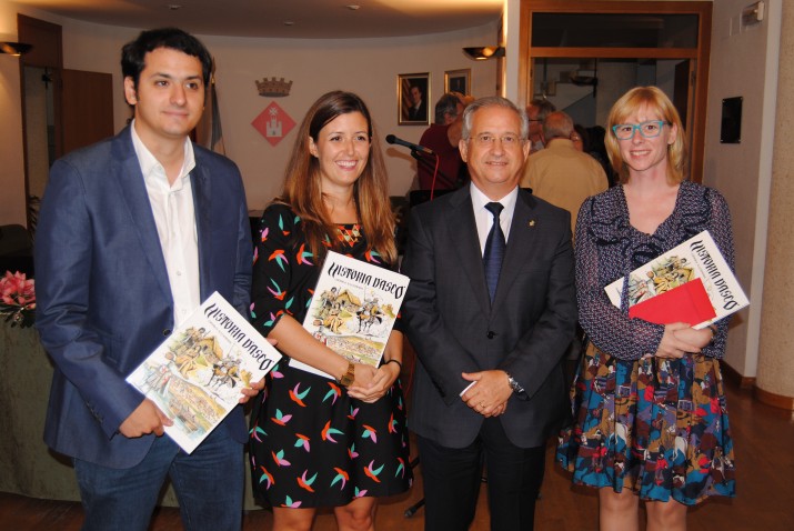 Andreu Prunera, Adriana Monclús i Anna Plaza, guanyadors dels premis de periodisme,  amb l'alcalde d'Ascó 