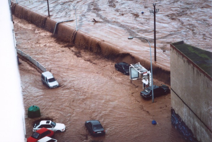 L'aigua del Francolí es desborda a l'alçada de Residencial Palau el matí del 10 d'octubre de 1994 (foto: AA.VV. Residencial Palau)