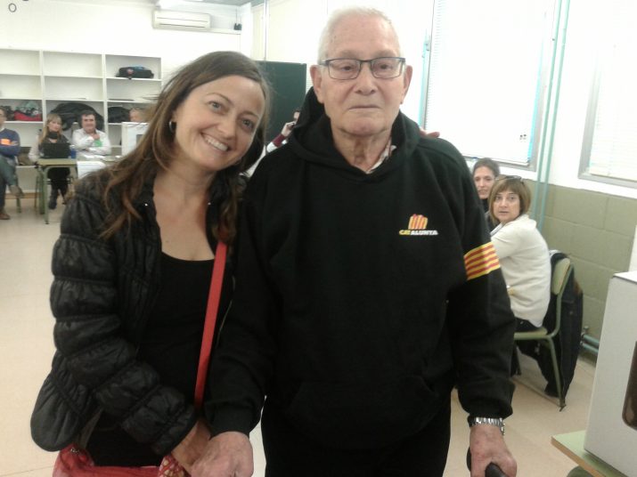 La Rat Cebrían, voluntària de l'ANC, acompanya Josep Salinas, de 87 anys i veí de La Floresta, a votar a l'IES Torreforta 
