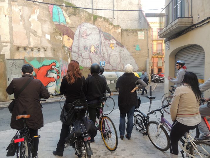Els participants de la primera "Ruta Murs que Parlen", a la plaça de les Peixateries Velles. 