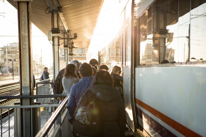 Usuaris a l'andana de l'estació de Tarragona, a punt per pujar a un tren de Mitja Distància en direcció a Barcelona (foto: DAVID OLIETE) 