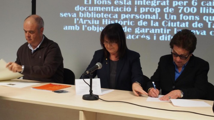 Signatura del conveni de cessió a l'ajuntament del fons documental de Josep M. Boronat Recasens, amb la filla de l'escriptor (a la dreta) i la regidora de Patrimoni, Carme Crespo. A l'esquerra, el director de l'Arxiu, Jordi Piqué (foto cedida per l'Arxiu Municipal) 