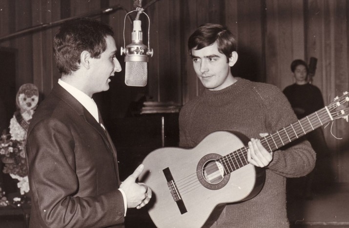 Joan M. Serrat amb Salvador Escamilla als estudis de Ràdio Barcelona l'any 1965 (foto de la pàgina web oficial de Serrat)