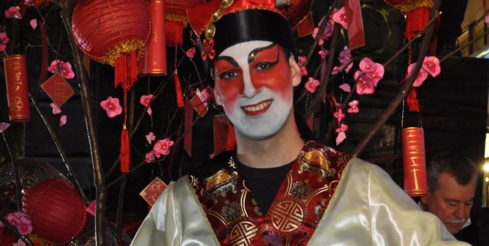 Aleix Poblet, disfressat de xines al Carnaval de Tarragona (foto: DANIEL MARTÍNEZ)
