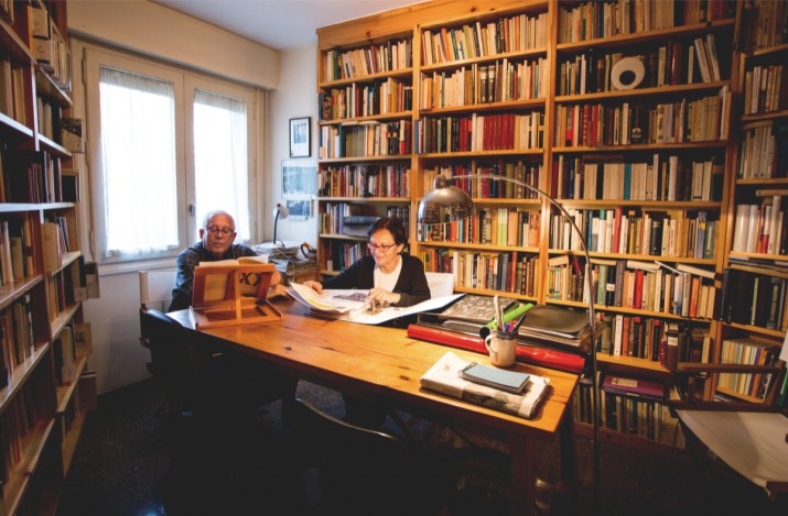 Carmen Gómez i Antoni Tur, en la sala de lectura del seu domicili (foto: David Oliete) 