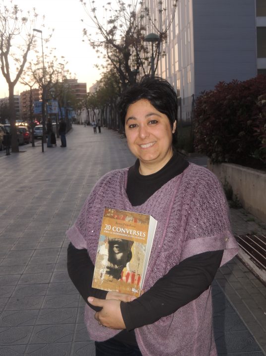 Roser Pros-Roca, autora del llibre, a l'avinguda Catalunya. 