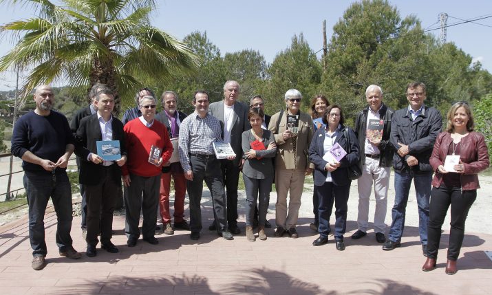 Grup d'autors que publiquen amb Arola editors, en l'acte de presentació de les novetats de Sant Jordi (foto: PERE FERRÉ - DIARI DE TARRAGONA) 