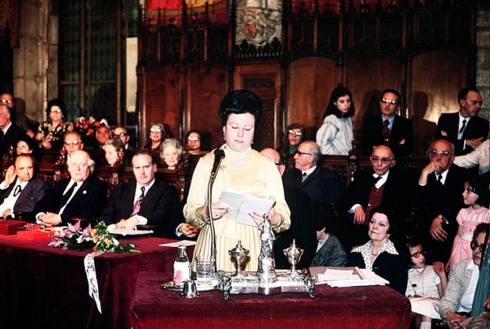 Olga Xirinacs, en el seu discurs d'agraïment per la concessió de la Flor Natural, al Saló de Cent de l'Ajuntament de Barcelona l'any 1978 (foto cedida) 