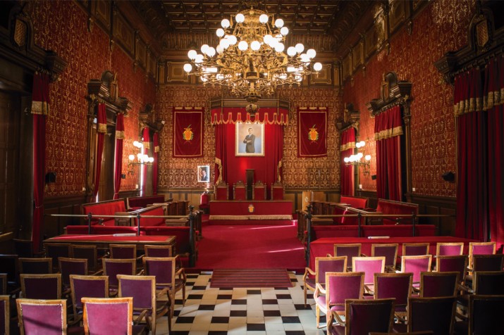 El saló de plens buit de l'ajuntament de Tarragona espera la decisió dels electors el proper diumenge 24 de maig (foto: DAVID OLIETE) 