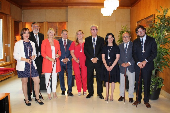 L'alcalde Ballesteros i el seu nou equip de govern, després de presentar el nou cartipàs municipal (foto: MAURI - Ajuntament de Tarragona) 