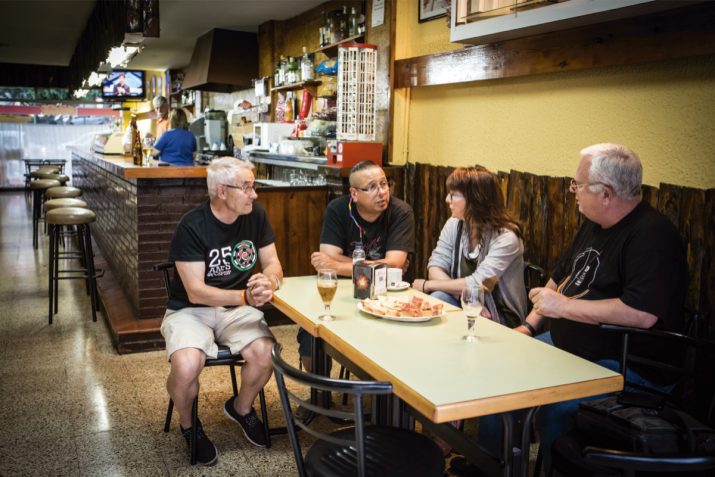Quatre dels fundadors dels Castellers de Sant Pere i Sant Pau a la taula del bar Munich del barri (foto: DAVID OLIETE) 