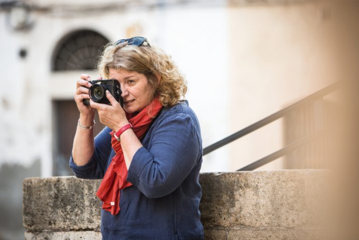 La fotògrafa Gabriella Nonino, als carrers de la Part Alta de Tarragona (foto: DAVID OLIETE) 
