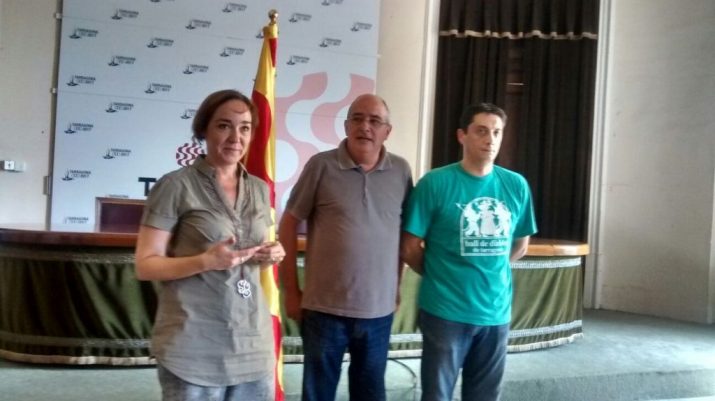 Josep Bargalló, al centre, en l'acte de presentació del Banderer 2015 amb la regidora Begoña Floria i el president del Ball de Diables de Tarragona , Jordi Albe