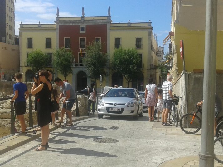 Cotxes al carrer Sant Oleguer que molesten contínuament els turistes que hi passen amb la mirada posada a la Capçalera del Circ 