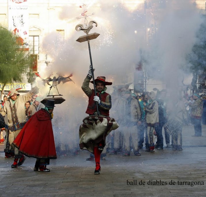 El Ball de Diables de Tarragona sortint de la plaça de la Font en una anada a Ofici, el matí de Santa Tecla (foto. BALL DE DIABLES DE TARRAGONA) 
