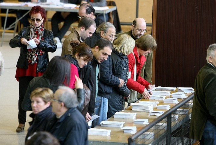 Electors consulten les llistes al seu ecol·legi electoral, el passat 27 de setembre (foto: elpuntavui.cat)