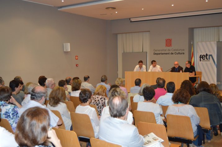 La sala d'actes del Departament de Cultura es va omplir per seguir amb interès el debat organitzat pel FET a TARRAGONA (foto: GERARD RECASENS) 
