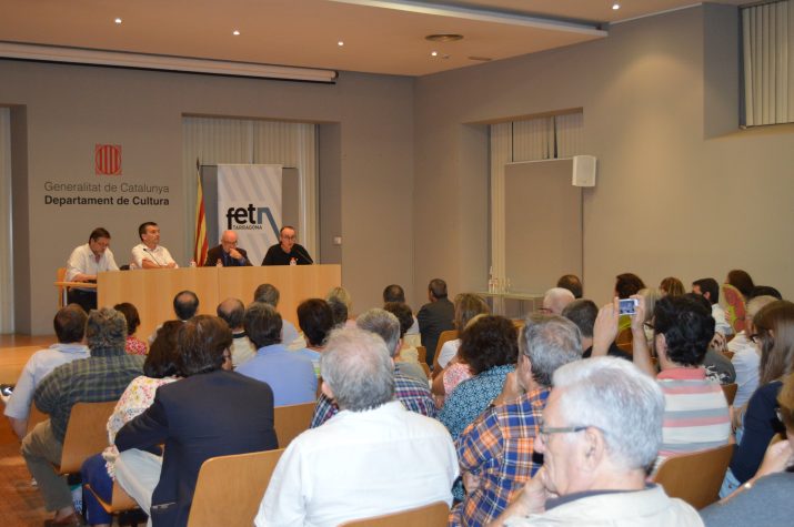 Al fons, a la taula, d'esquerra a dreta: Santi Castellà, el moderador Ricard Lahoz, Matias Vives i Jordi Jaria (foto: GERARD RECASENS) 