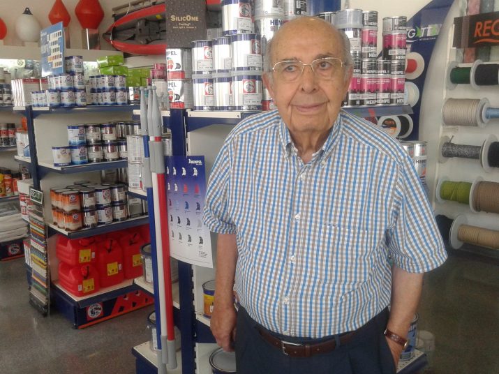 Manel Ortiz, amb 92 anys, continua al capdavant del negoci que va fundar el 1945